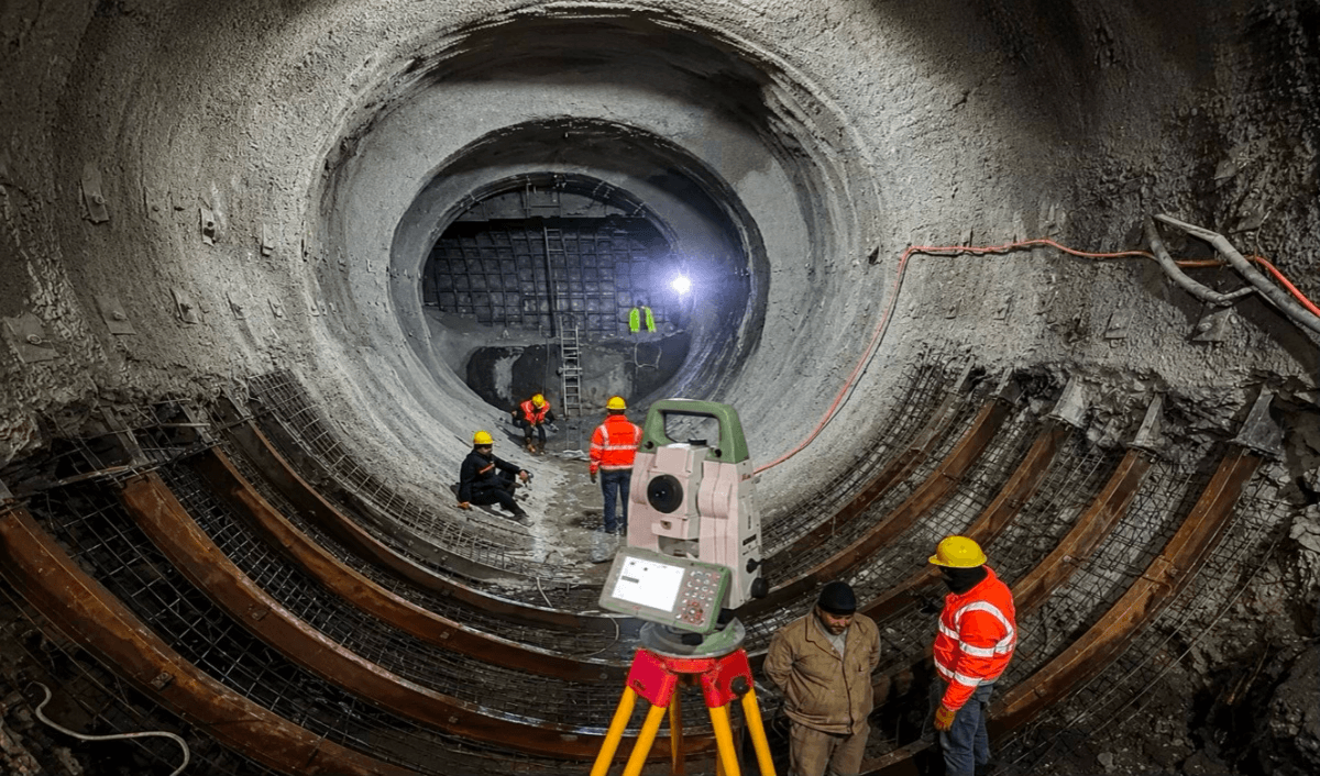 "28 May" stansiyasında "Yaşıl" və "Qırmızı" xətlərin ayrılması çərçivəsində yeni tunellərin inşası layihəsi